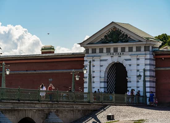 Пешеходная экскурсия "Здесь будет город заложен" по территории Петропавловской крепости.