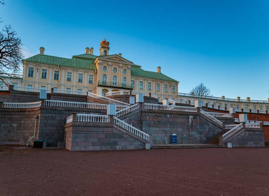 Экскурсия в Большой Меншиковский дворец.
