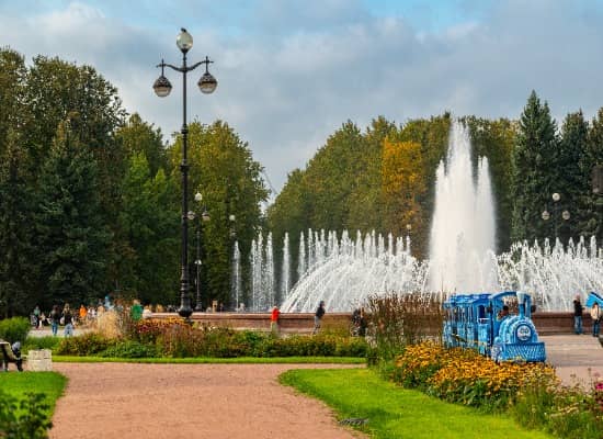 Пешеходная экскурсия по Приморскому парку Победы.